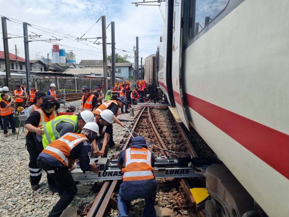 Spezialkräfte setzen den entgleisten Airport-Rail-Link-Zug im Depot Khlong Tan wieder auf die Schienen. Bild: SRT