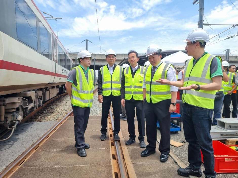 Vertreter der SRT und des Betreibers Asia Era One begutachten die Unfallstelle im Depot Khlong Tan. Bild: SRT