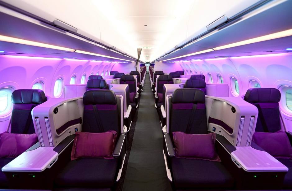 Kabinenansicht mit violetter Beleuchtung und neuem Unterhaltungssystem in der Economy Class.