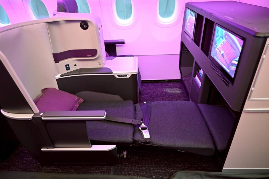Business-Class-Sitz des A321neo mit vollständig flacher Liegefläche und direktem Zugang.