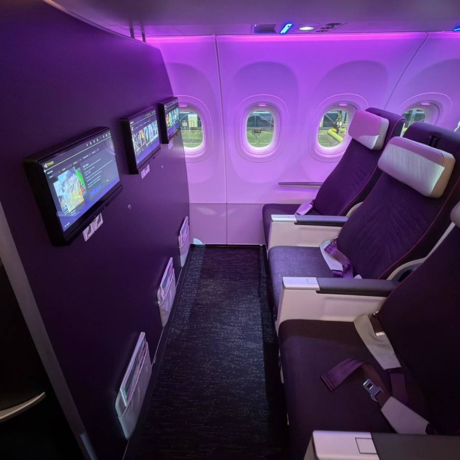 Reihenbestuhlung der Economy Class mit vergrößerten Gepäckfächern und modernem Innenraum.