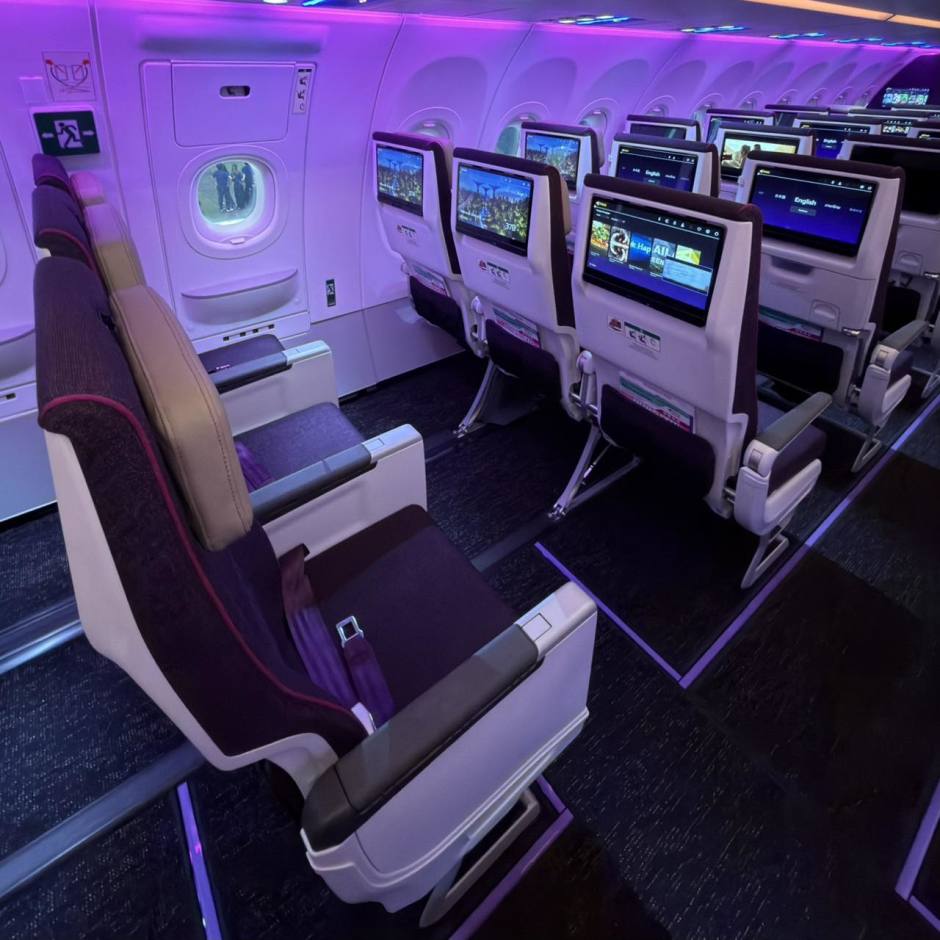 Gesamtansicht der Business Class mit Einzel- und Doppelsitzen im neuen Raumkonzept.