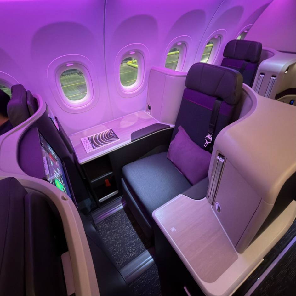 Fensterplätze in der Business Class mit Ablageflächen und angepasster Beleuchtung.