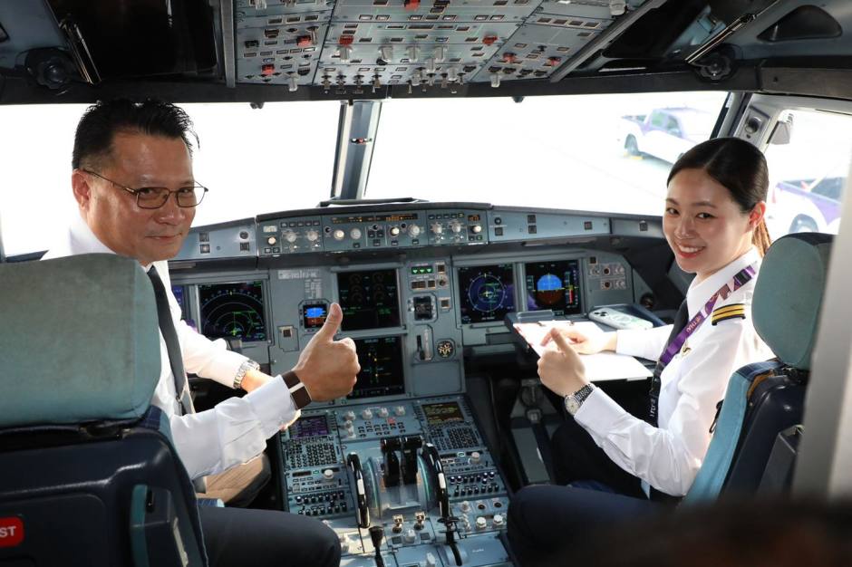 Pannathorn Tangrungruangchai im Cockpit des Airbus A320 vor dem Flug von Bangkok nach Hanoi. Bild: THAI Corporate Communications