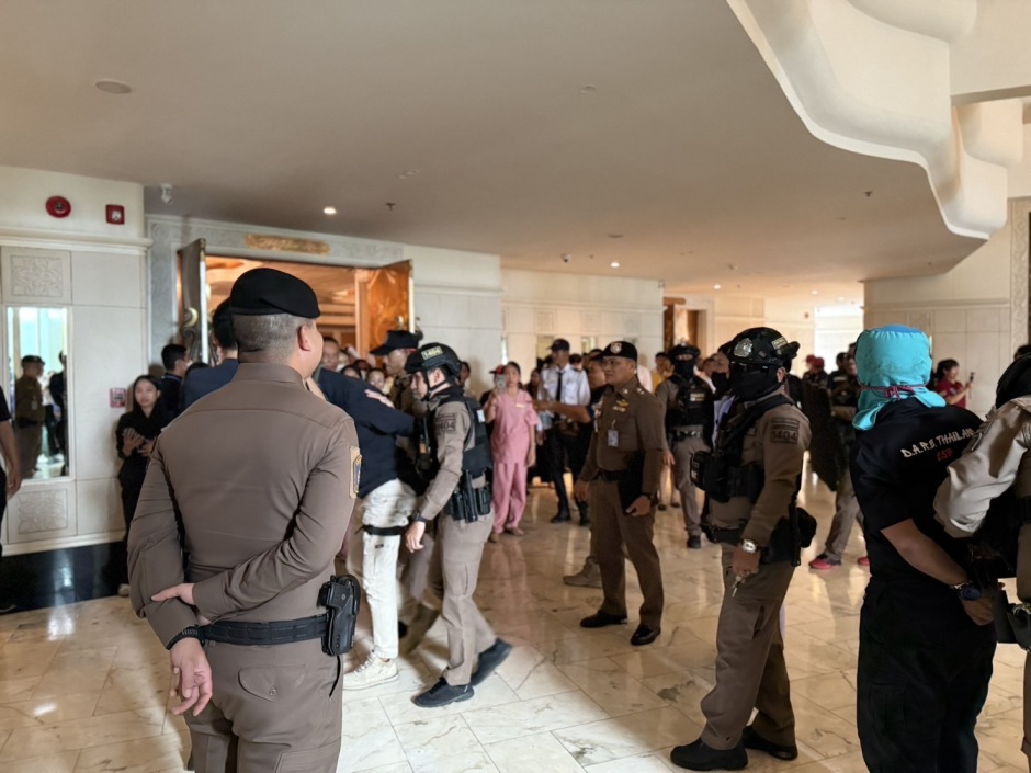 Beamte sichern die Hotellobby während der Übung und trainieren das Vorgehen bei einer akuten Amoklage. Bild: TMN.TV