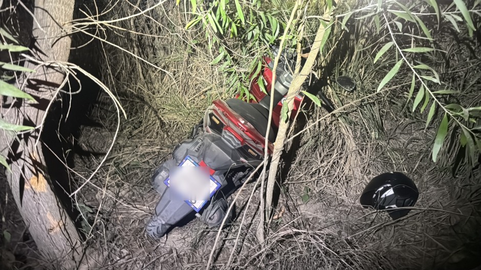 Das Motorrad des Verstorbenen und sein Helm wurden abseits der Gleise in einem Gebüsch entdeckt. Bild: TMN.TV
