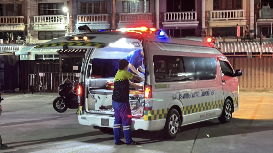 Rettungskräfte verladen den Schwerverletzten in einen Krankenwagen, der ihn ins Pattaya City Hospital brachte. Bild: TMN.TV