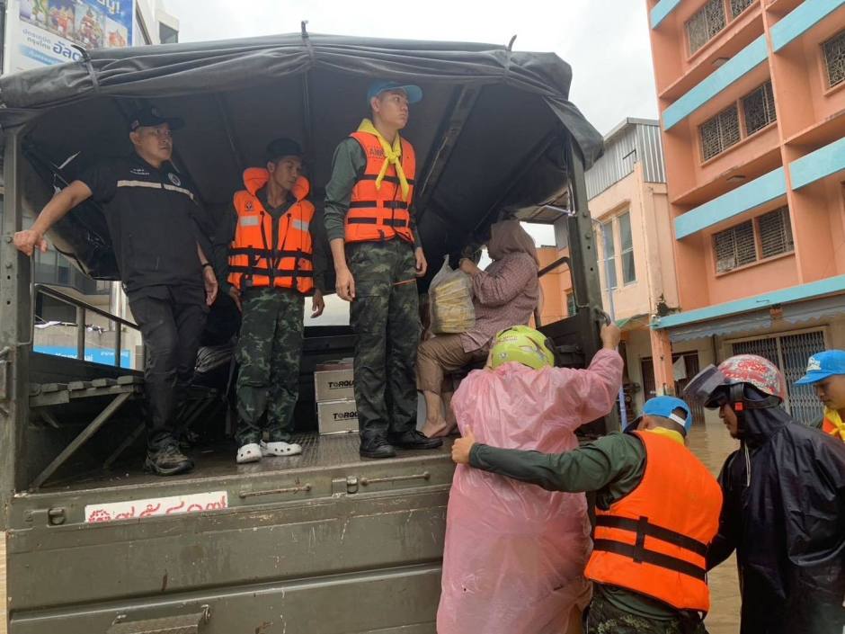 Soldaten und Helfer unterstützen ältere Anwohner beim Einsteigen in einen LKW im überschwemmten Hat Yai. Foto: Royal Thai Army