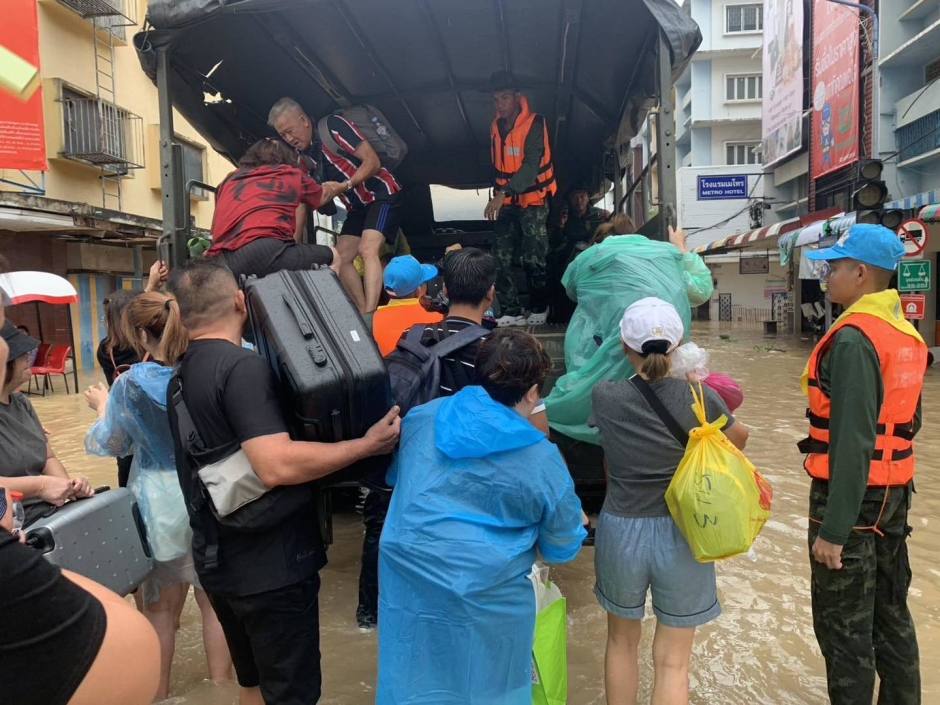 Anwohner und Touristen steigen auf Militär-LKW, die sie aus dem überfluteten Zentrum von Hat Yai bringen. Foto: Royal Thai Army