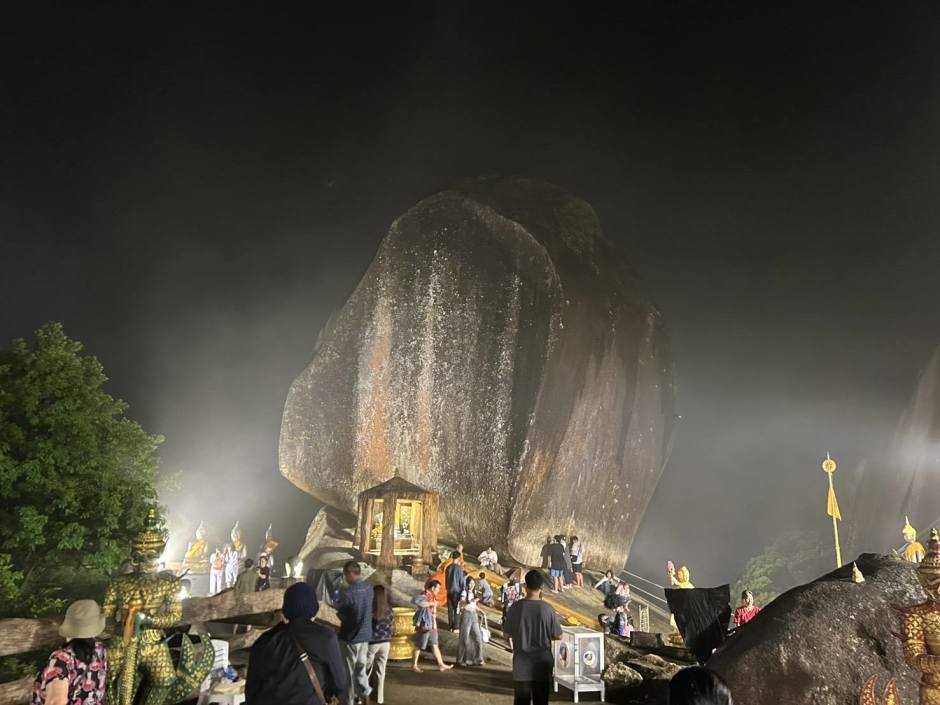 Pilger versammeln sich zur Verehrung des Buddha-Fußabdrucks am Gipfel des Khao Khitchakut. Bild: Department of National Parks, Wildlife and Plant Conservation (DNP)
