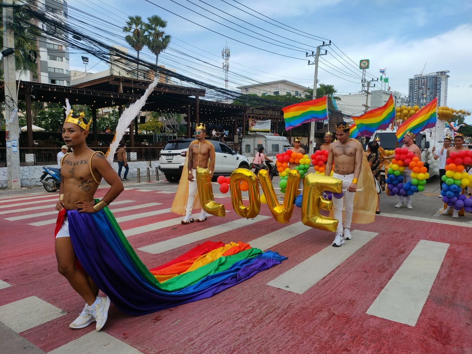 Ausgelassen gefeiert wurde auch in Jomtien, wo ebenfalls eine karnevalsähnliche Parade die Aufmerksamkeit der Passanten auf sich zog. Bild: Karlheinz Dambmann