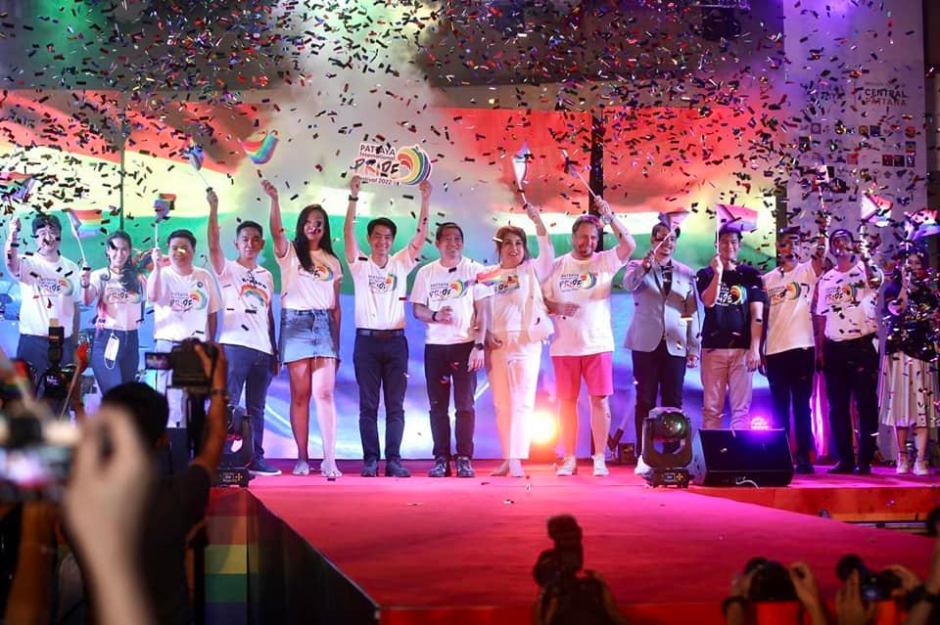 Die Hauptveranstaltung am Central Festival wurde von Bürgermeister Poramet Ngampichet (6. v. l.) mit einer feierlichen Zeremonie eröffnet. Bild: PR Pattaya