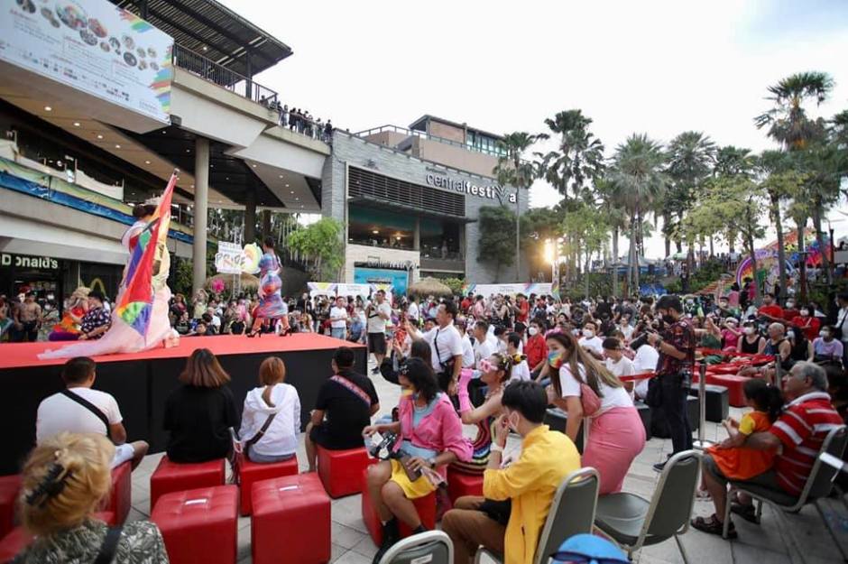 Auf der Aktivitätenfläche vom Central Pattaya wurden am Samstag viele Aufführungen und Konzerte mit bekannten Stars der LGBT-Community veranstaltet Bild: PR Pattaya