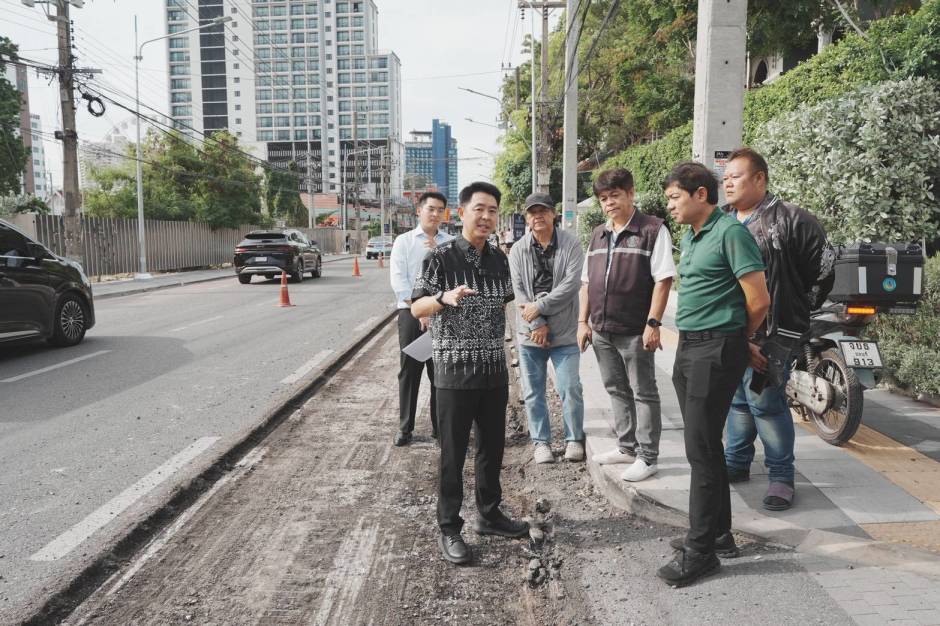 Bürgermeister Poramet Ngampichet informiert sich vor Ort über den Fortschritt der Straßenbauarbeiten auf der Pattaya Second Road. Bild: TMN.TV