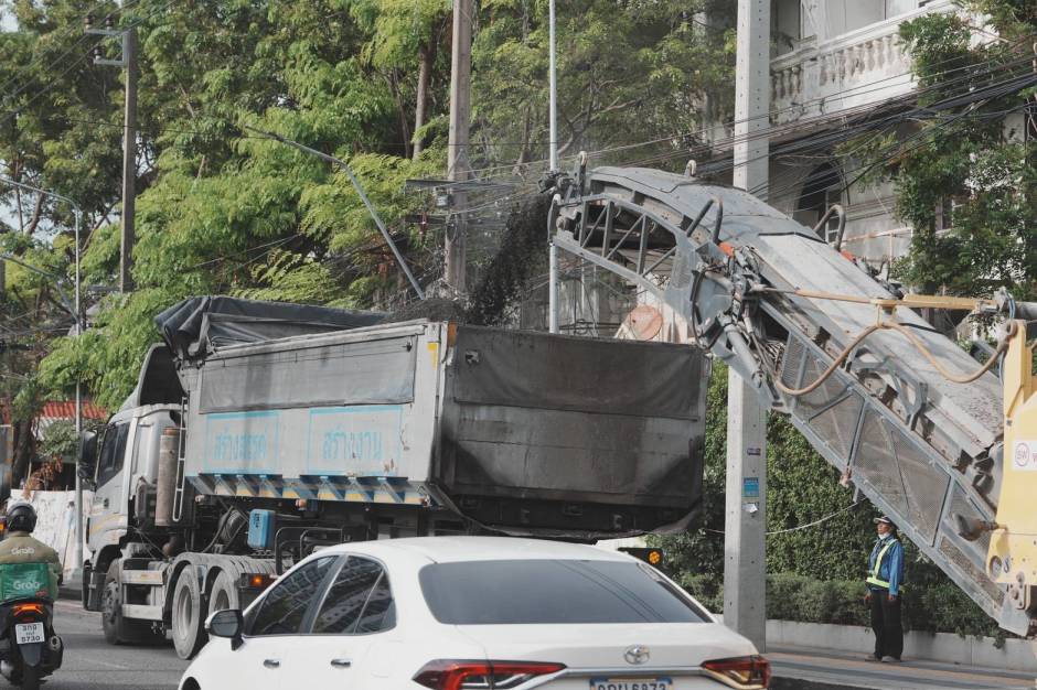 Das abgefräste Asphaltmaterial wird direkt von der Fräsmaschine auf Lastwagen verladen und zum Recycling abtransportiert. Bild: TMN.TV