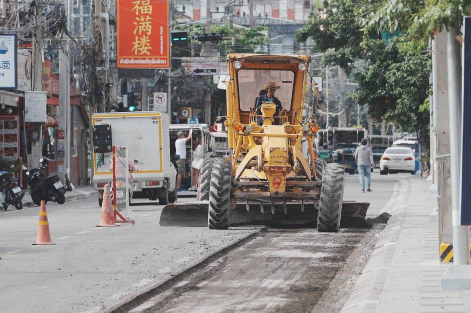 Mit schwerem Gerät werden Fahrbahn und Untergrund für die anschließende Erneuerung der Asphaltdecke vorbereitet. Bild: TMN.TV