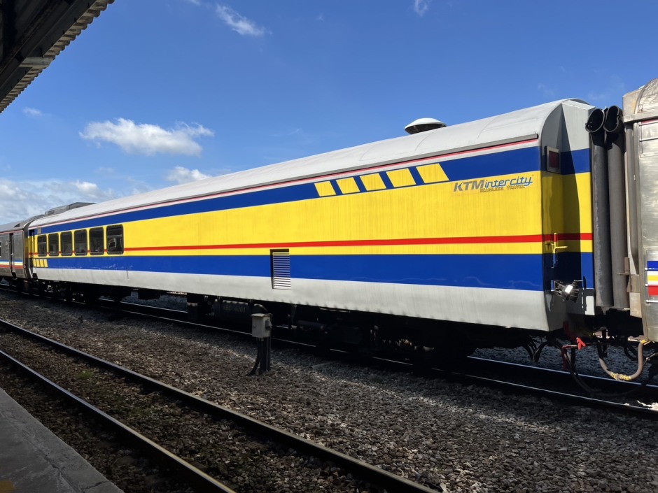 Der bunt lackierte KTM-Intercity-Wagen beim Test des „MySawasdee“-Zugs zwischen Malaysia und Thailand. Foto: State Railway of Thailand