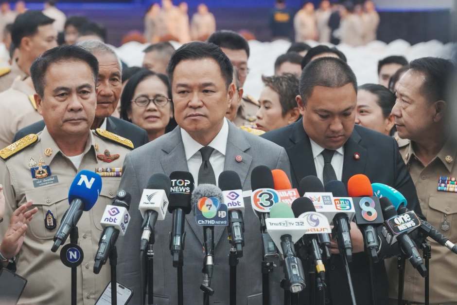 Premierminister Anutin Charnvirakul erläutert nach dem Workshop die sicherheitspolitischen Schwerpunkte der Regierung vor den Medien. Bild: PR Pattaya