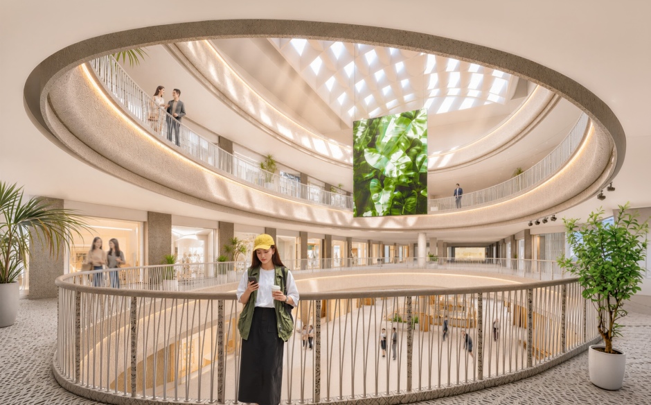 Mehrere Ebenen gruppieren sich um ein zentrales Atrium, das durch natürliches Licht und begrünte Elemente geprägt wird. Foto: Central Pattana Plc