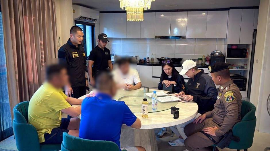 Beamte prüfen Unterlagen und Personalien während der Durchsuchung des mutmaßlichen Verstecks der gesuchten Gruppe. Bild: TMN.TV
