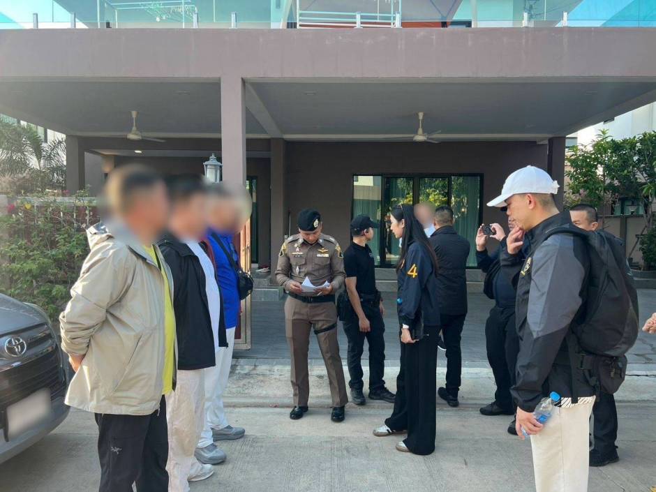 Die Festgenommenen werden nach dem Zugriff vor dem als Safehouse genutzten Wohnhaus den Ermittlungsmaßnahmen unterzogen. Bild: TMN.TV