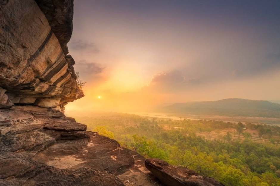 Blick von einer Felsformation über die vom Mekong geprägte Landschaft des Ubon Ratchathani Geoparks. Foto: Ubon Ratchathani Geopark