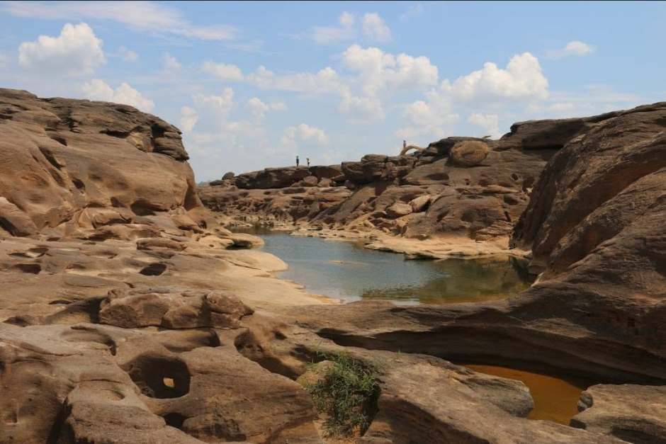 Während der Trockenzeit treten in Sam Phan Bok zahlreiche ausgewaschene Felsbecken und Felsspalten zutage. Foto: Ubon Ratchathani Geopark