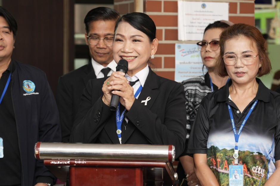 Panrada Atto, stellvertretende Stadtsekretärin von Pattaya, erläutert die Ziele des neuen Gemeinschaftsmarkts bei der Eröffnung. Bild: TMN.TV