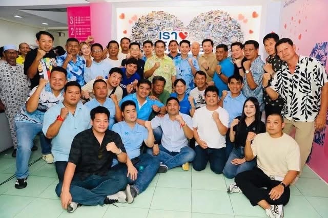 Anhänger des Teams „We Love Pattaya“ versammeln sich nach Bekanntwerden der inoffiziellen Wahlergebnisse zu einem gemeinsamen Gruppenfoto. Bild: Damrongkieat Pinijkarn