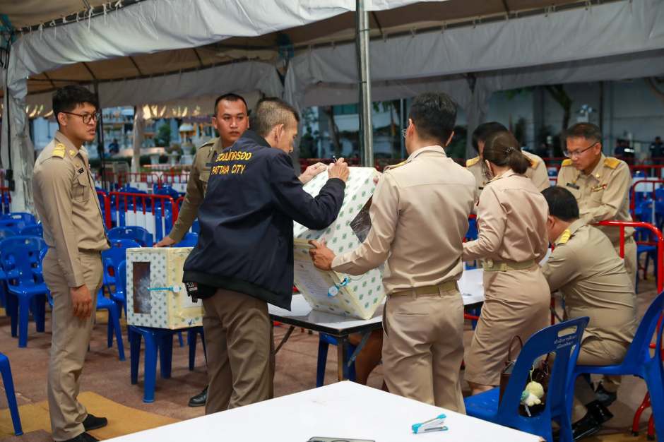 Wahlhelfer und städtische Mitarbeiter bereiten die Auszählung der Stimmen nach Ende der Stimmabgabe vor. Bild: PR Pattaya