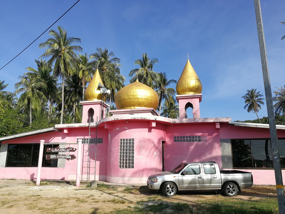 Es gibt keine buddhistischen Tempel auf den beiden Inseln, wohl aber eine Menge kleiner, bunter Moscheen.