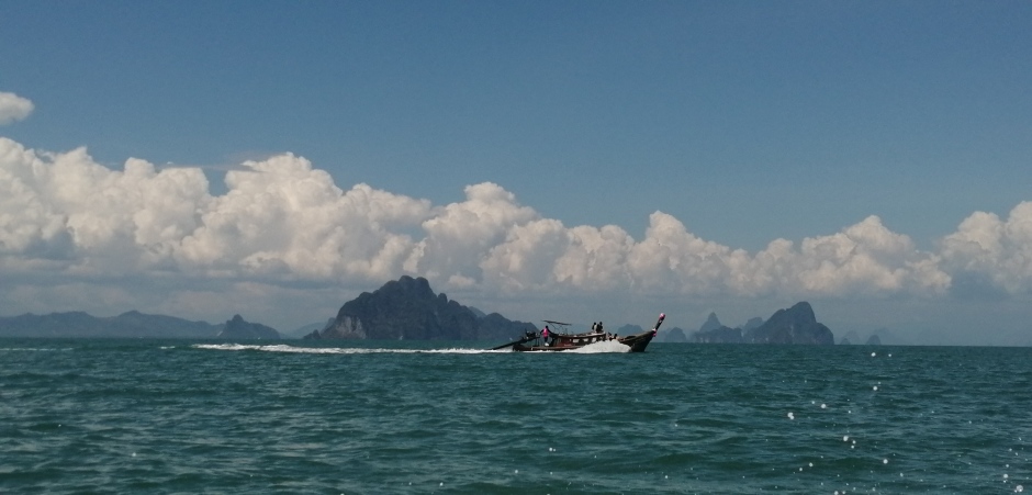 Mit dem Holzboot geht es von Phuket durch die malerische Phang-Nga-Bucht nach Koh Yao Noi.