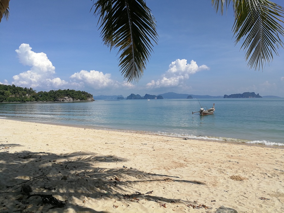 Weitläufige und wenig besuchte Sandstrände säumen fast die gesamte Ostküste von Koh Yao Noi.
