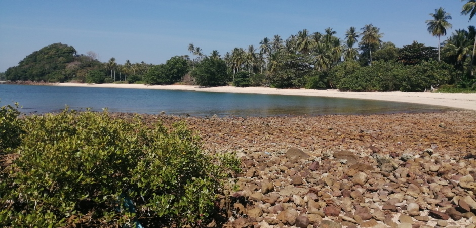 Auf Koh Yao Yai sind die weißen Strände im Norden und entlang der Westküste die mit mehr Wind und Wellen.