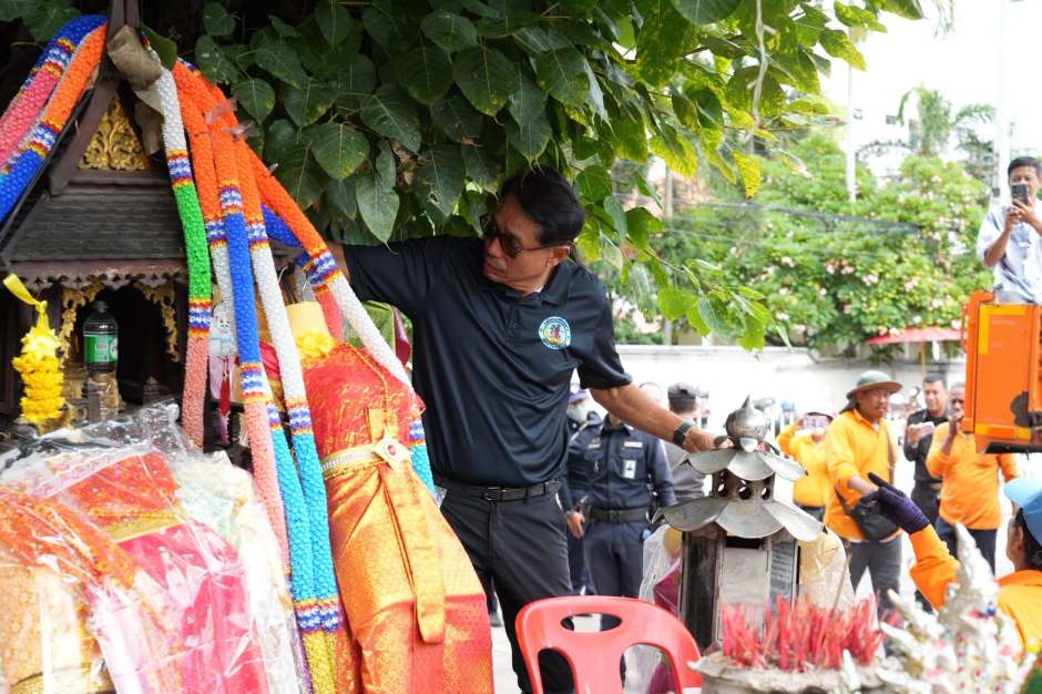Die Aufräumarbeiten am Bodhi-Baum umfassten die Entfernung abgelegter Gegenstände sowie die Reinigung und Neugestaltung des öffentlichen Bereichs. Bild: PR Pattaya