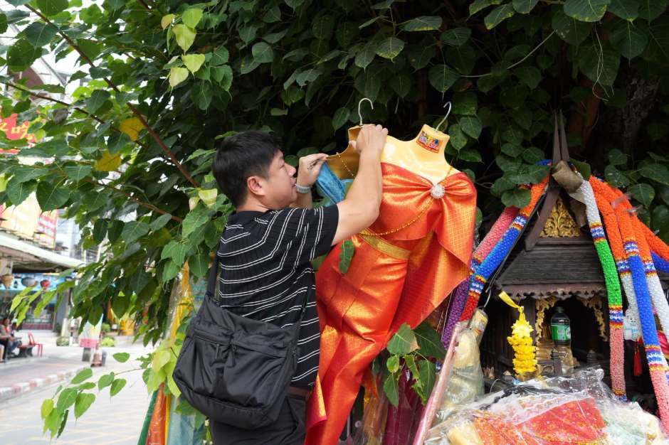 Mitarbeiter der Stadt entfernten traditionelle thailändische Trachten und weitere abgelegte Gegenstände unter dem Bodhi-Baum, um den Bereich neu zu ordnen. Bild: PR Pattaya