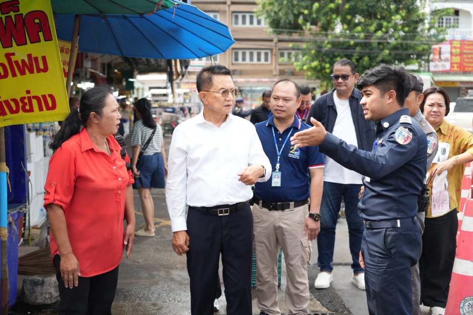 Pattayas Vizebürgermeister Wuttisak Roemkitjakarn informierte sich gemeinsam mit Vertretern der Stadtverwaltung und Einsatzkräften vor Ort über die geplanten Maßnahmen am Lan-Pho-Markt in Naklua. Bild: PR Pattaya