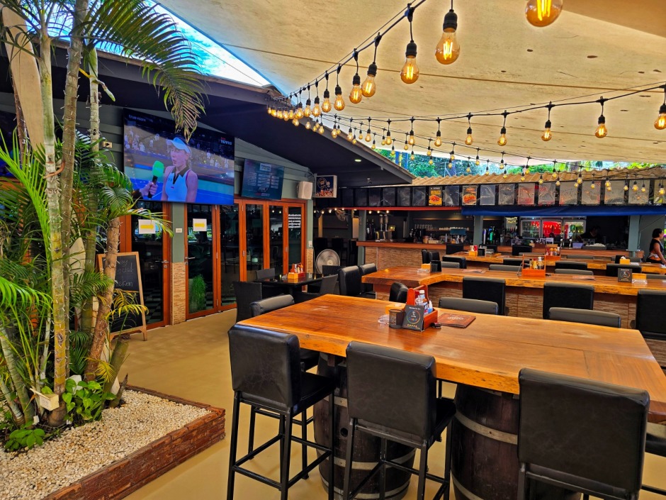 Live-Sport, offene Sitzbereiche und entspannte Atmosphäre prägen das Konzept des Outback am Mabprachan Lake. Bild: Outback Sports Bar & Restaurant