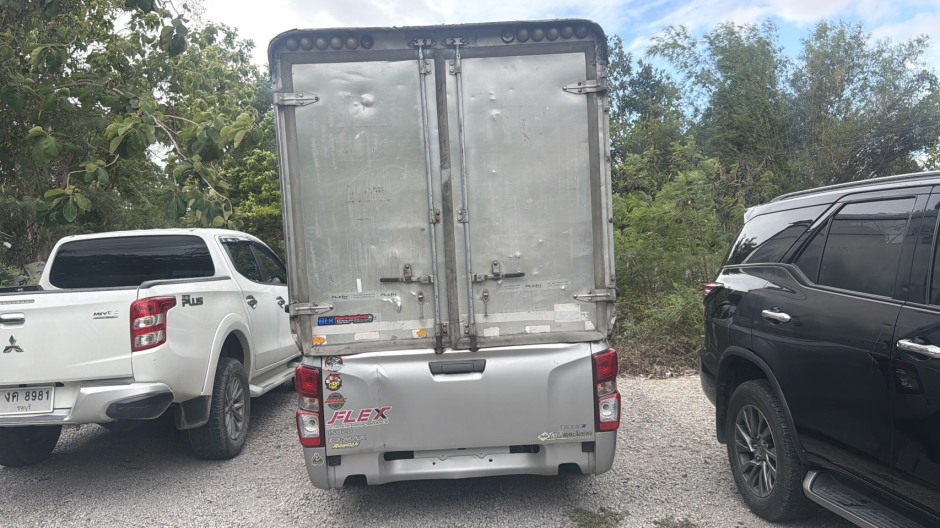 Der kontrollierte Isuzu-Pick-up mit geschlossenem Aufbau führte die Ermittler zu der mutmaßlichen Produktionsstätte für E-Zigaretten. Bild: TMN.TV