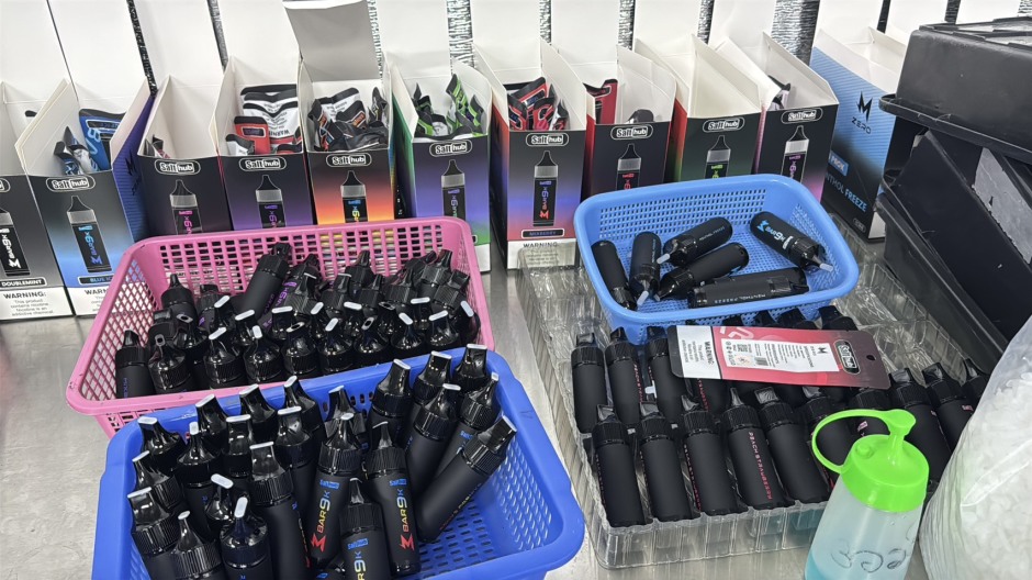 Auf Arbeitstischen fanden die Ermittler befüllte Behälter, Verpackungen und Bauteile für E-Zigaretten verschiedener Geschmacksrichtungen. Bild: TMN.TV
