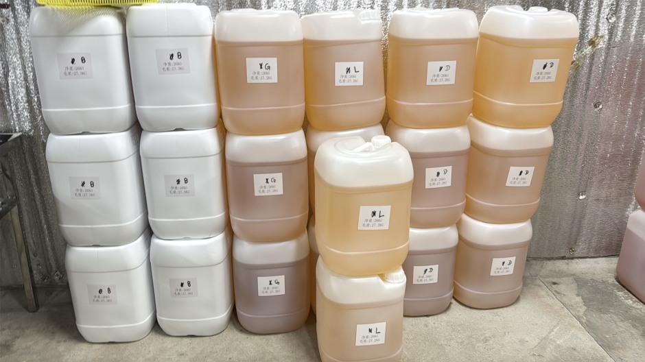 Große Kanister mit Flüssigkeiten für die Herstellung von E-Zigaretten-Liquids lagerten in einem separaten Produktionsbereich. Bild: TMN.TV