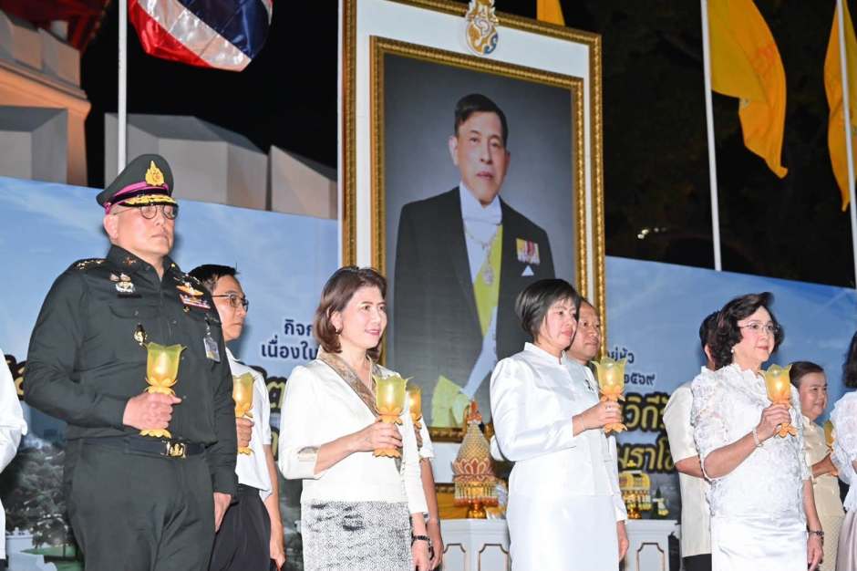 Vertreter staatlicher Behörden und weiterer Organisationen entzünden gemeinsam Kerzen vor dem Porträt des Königs. Bild: Bangkok Metropolitan Administration (BMA)