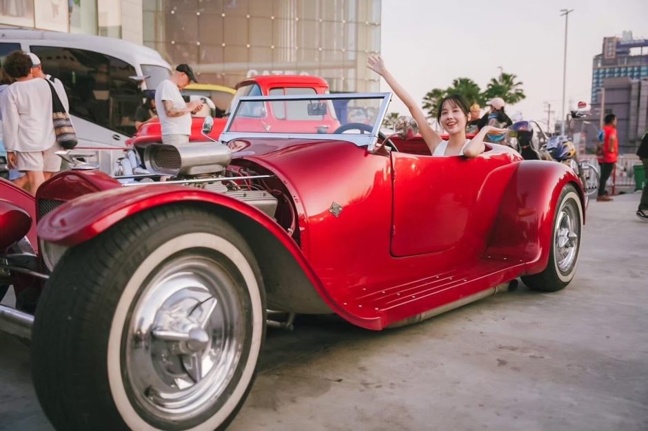 Klassisches Hot Rod bei der „Wheels of Nostalgia“ – Oldtimer prägen das Bild neben Motorrädern und Musik.