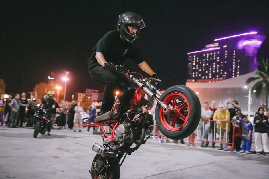 Stuntfahrer zeigt sein Können vor Publikum – Action und Motorensport als fester Bestandteil der Veranstaltung.