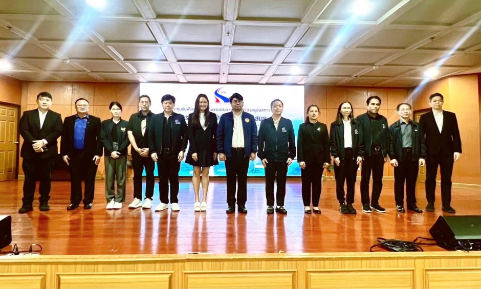 Projektbeteiligte und Organisatoren posieren nach Abschluss der Veranstaltung für ein gemeinsames Gruppenfoto auf der Bühne. Bild: Expressway Authority of Thailand (EXAT)