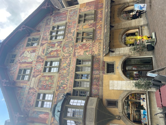 In der malerischen Altstadt stehen viele Prachtbauten.