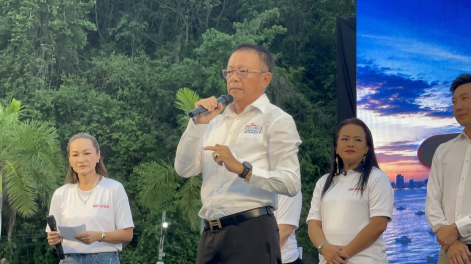 Sakchai Taengho, ehemaliger langjähriger Bezirksvorsteher (District Chief) von Bang Lamung, sprach bei der Kundgebung und stellte sich hinter die Initiative „Save Pattaya“. Bild: TMN.TV