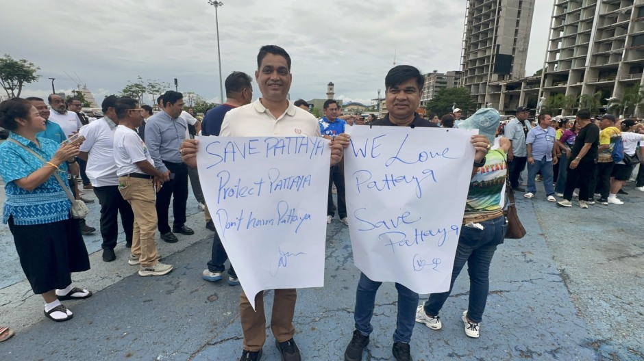 Mit selbst gestalteten Plakaten brachten Teilnehmer ihre Solidarität mit Pattaya und der Kampagne „Save Pattaya“ zum Ausdruck. Bild: TMN.TV