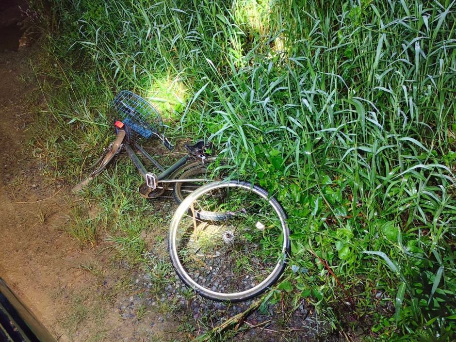 Das Fahrrad des Opfers wurde bei dem Angriff in die Böschung geschleudert und stark beschädigt aufgefunden. Bild: Department of National Parks, Wildlife and Plant Conservation (DNP)