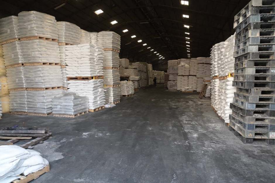 In den Lagerhallen fanden die Behörden große Mengen potenzieller Ausgangsstoffe für die Drogenproduktion. Bild: Department of Special Investigation (DSI)